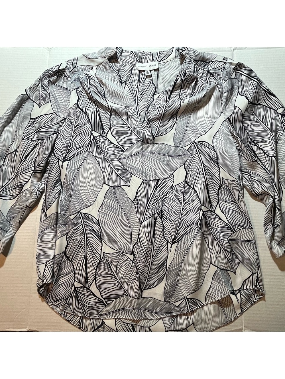 sz M Gibson Latimer Black and White Leaf Print Blouse